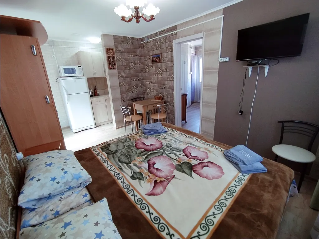 Двухэтажный трёхкомнатный дом Крым с кухней и двором под ключ