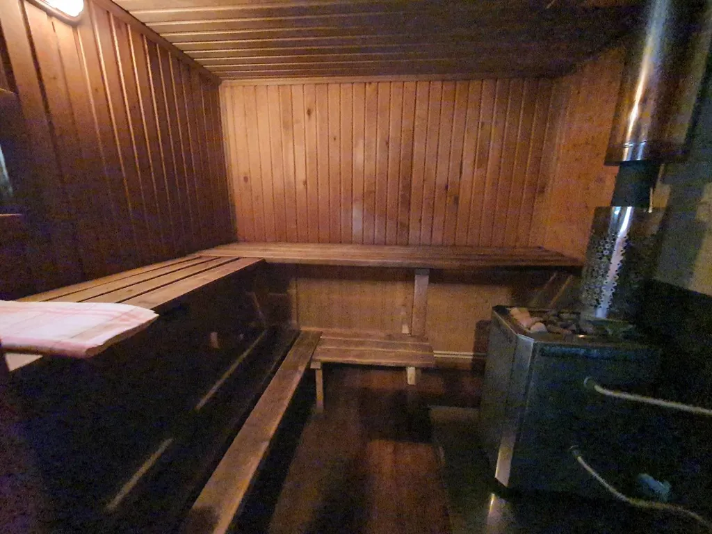 Домик с банькой у леса