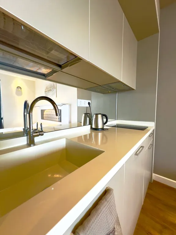 Alliance Palace, вид на старый город, море и горы