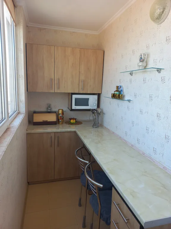 С панорамным видом на море и гору медведь (аю-даг)