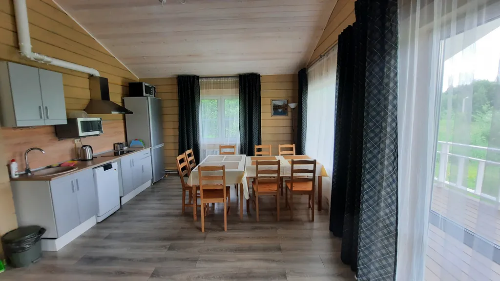 Дом на берегу озера у леса