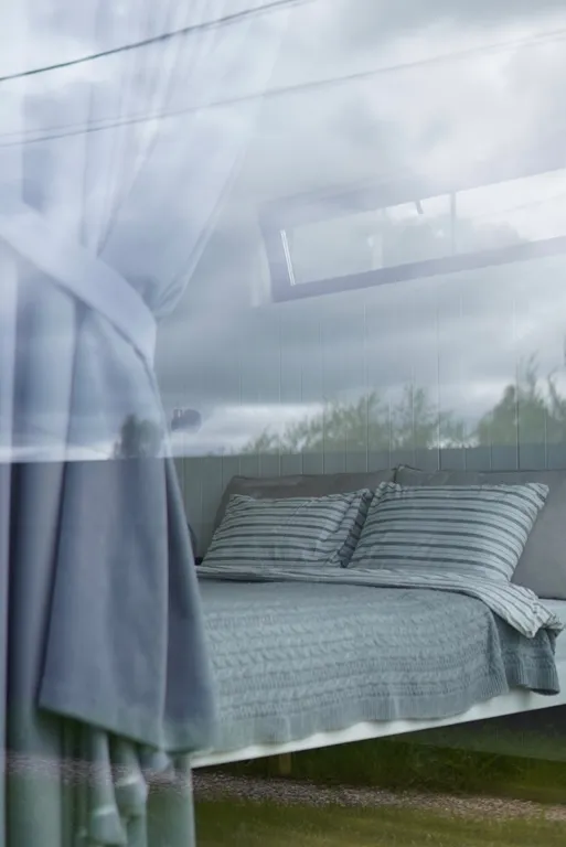 Домик на Новогодние праздники с панорамными окнами в лесу