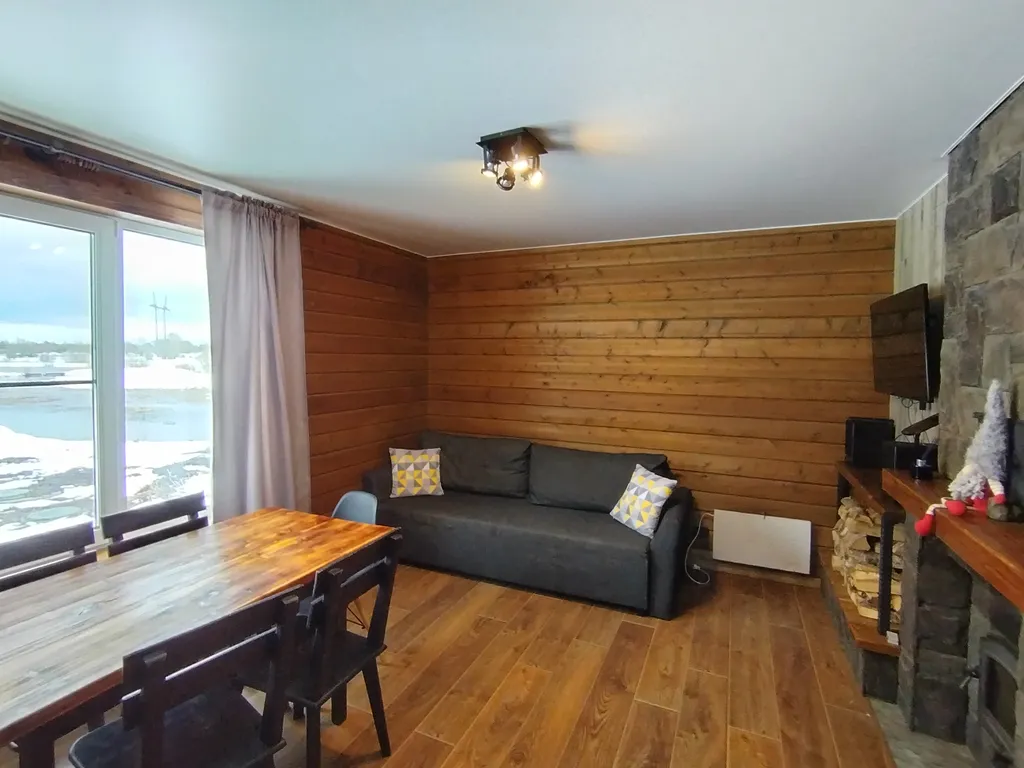 Дом на берегу с баней