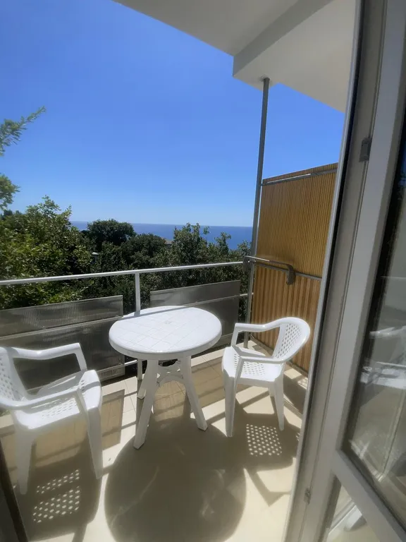 Улучшенный номер с видом на море и горы