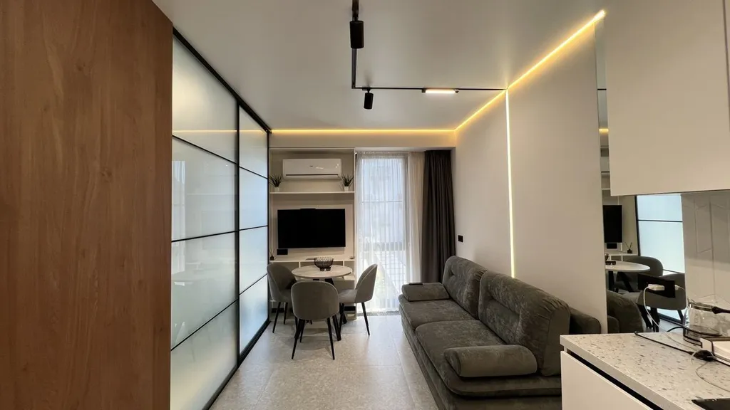 Квартира с бaлконoм и видом на моpе