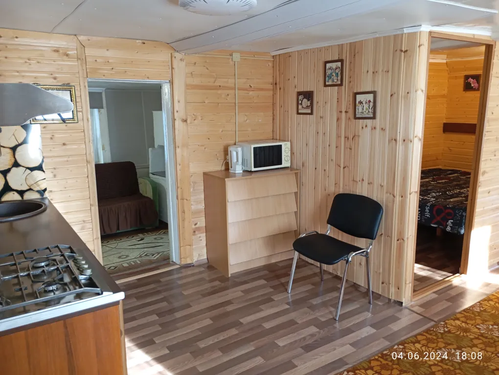 Благоустроенный дом на берегу с баней и катером