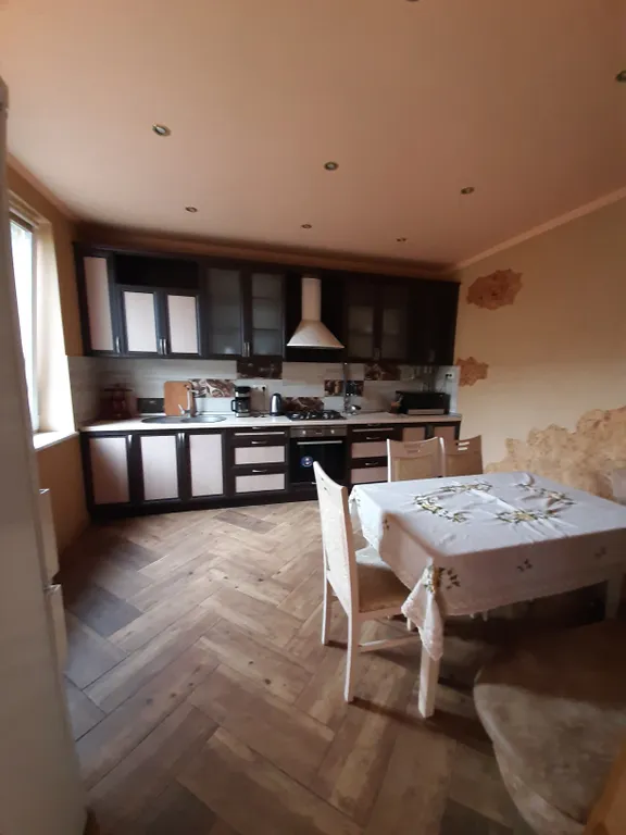 Дом с басейном и беседкой