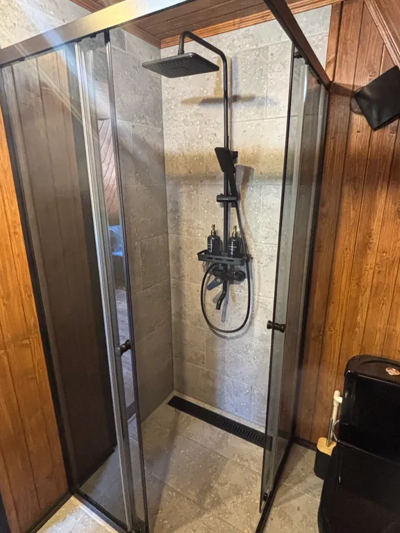 Дом афрейм с видом на горы и пруд