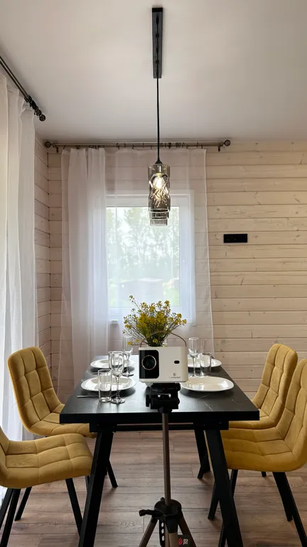 Дом с видом на сосновый лес возле Игоры Драйв с уютной зоной кострища