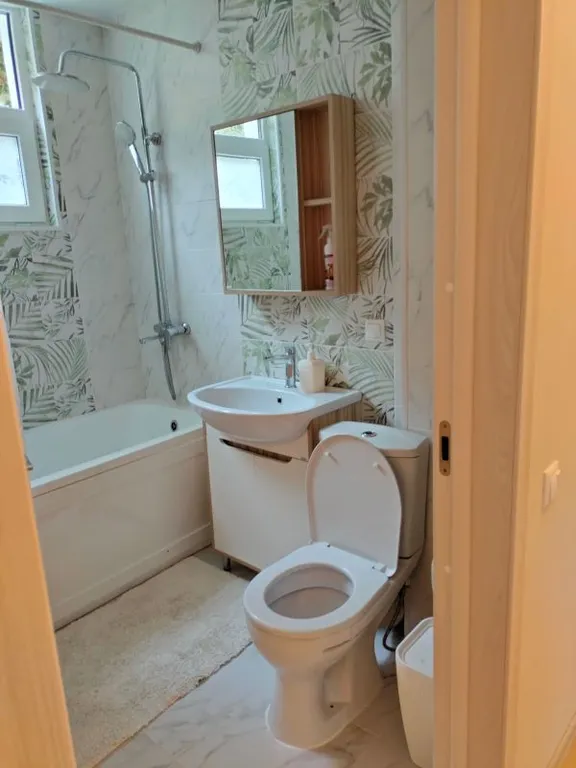 Уютный дом для большой семьи или компании в окружение сада