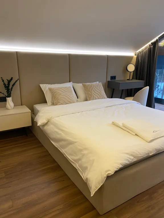 Премиальный загородный дом с теплым бассейном, на берегу