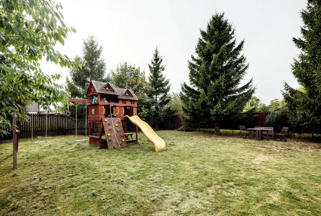 Загородный дом с бассейном и бильярдной