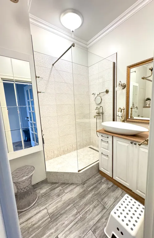 Курортная квартира с питерской атмосферой-лес, озеро, Москва.