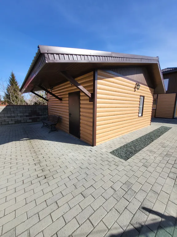 Уютный домик для двоих у озера