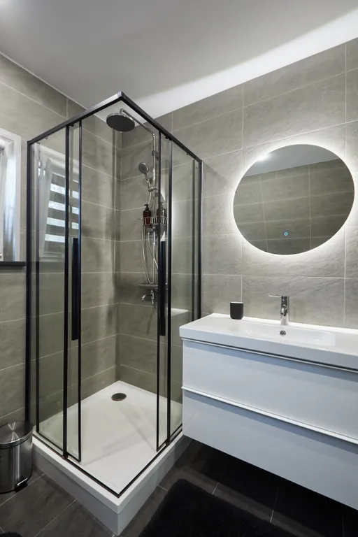 Современный дом в сосновом лесу