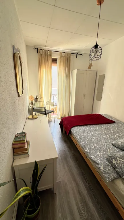 Уютная комната с балконом в центре