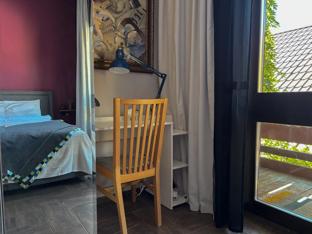 Квартира отдельной спальней и балконом в центре Поляны