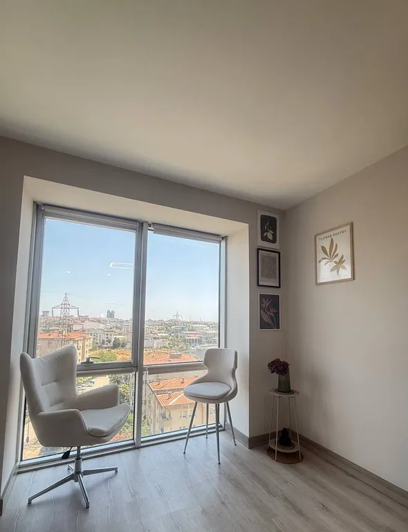 Studio apt with pool and gym near metrobus station