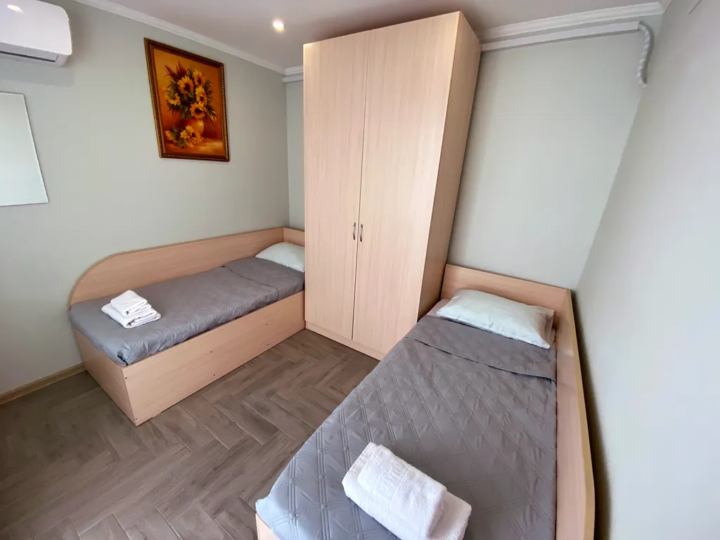 Коттедж Небольшой дом с двумя изолированными спальнями — Геленджик