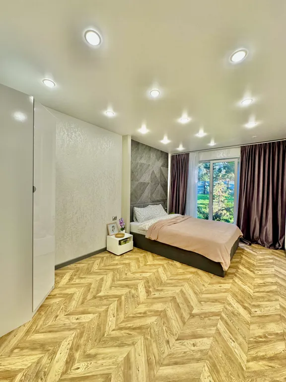 Коттедж Дом у озера с новогодней ёлкой и декором — Аннино