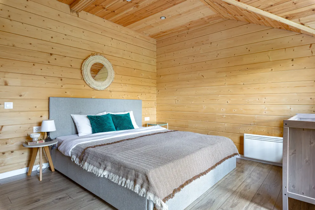 Дом из бруса в лесу с баней и чаном