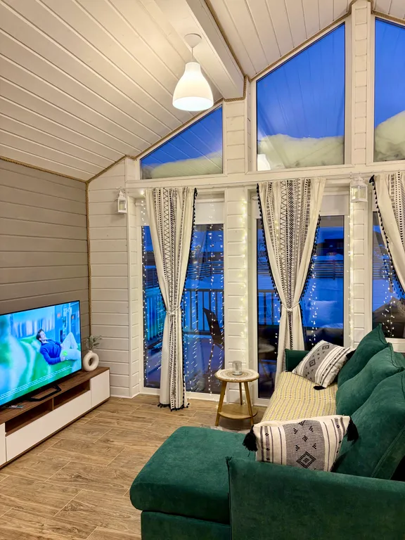 Уютный домик у лесного озера