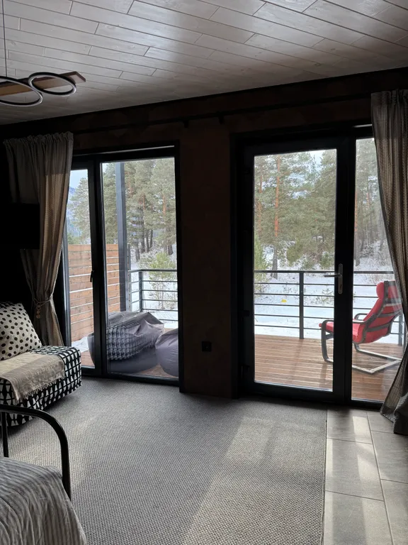 Номер на первом этаже в двухэтажном доме