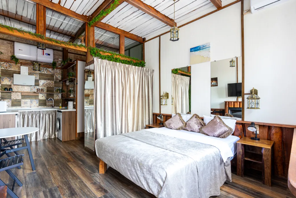 Романтическая студия с камином и балконом в старинном особняке