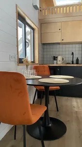 Уютный двухуровневный домик с панорамными окнами на лес