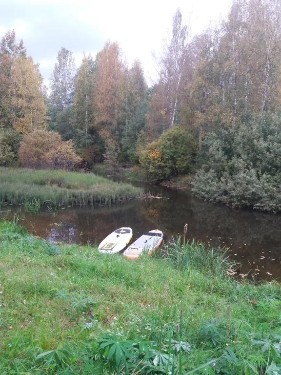 Дом на склоне холма у реки
