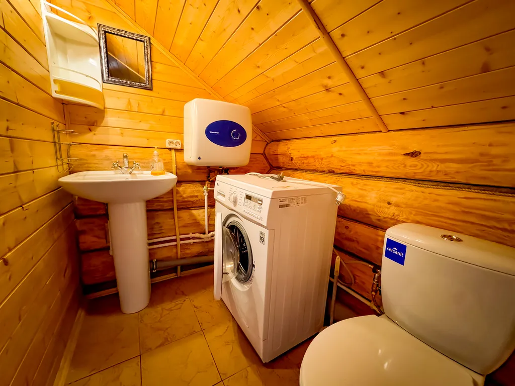 Уютный деревянный дом рядом с живописным озером