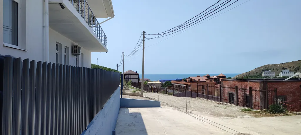 Уютная комната с видом на море