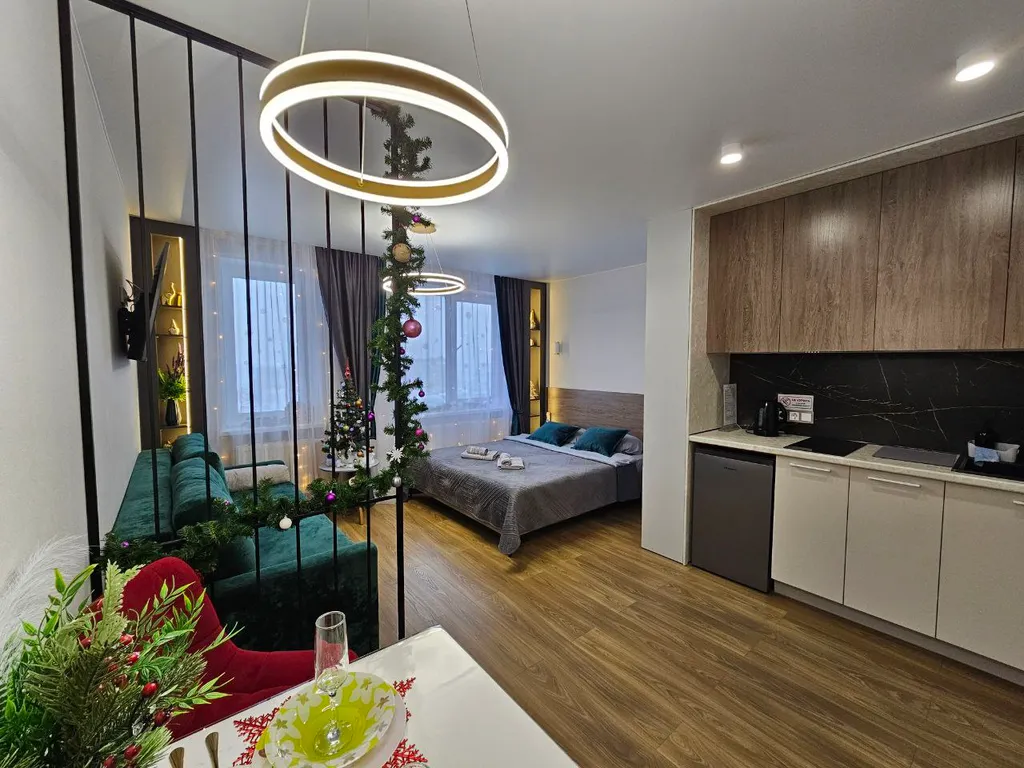 Уютная дизайнерская квартира с прекрасным видом из окна