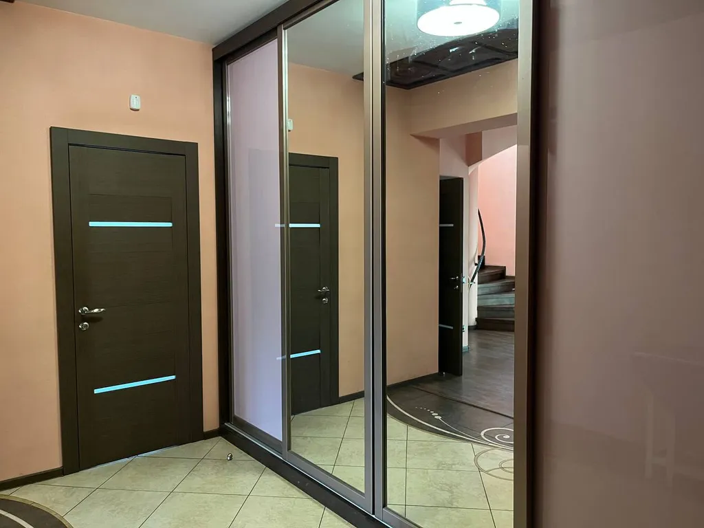 Коттедж и деревянная баня с большой комнатой отдыха