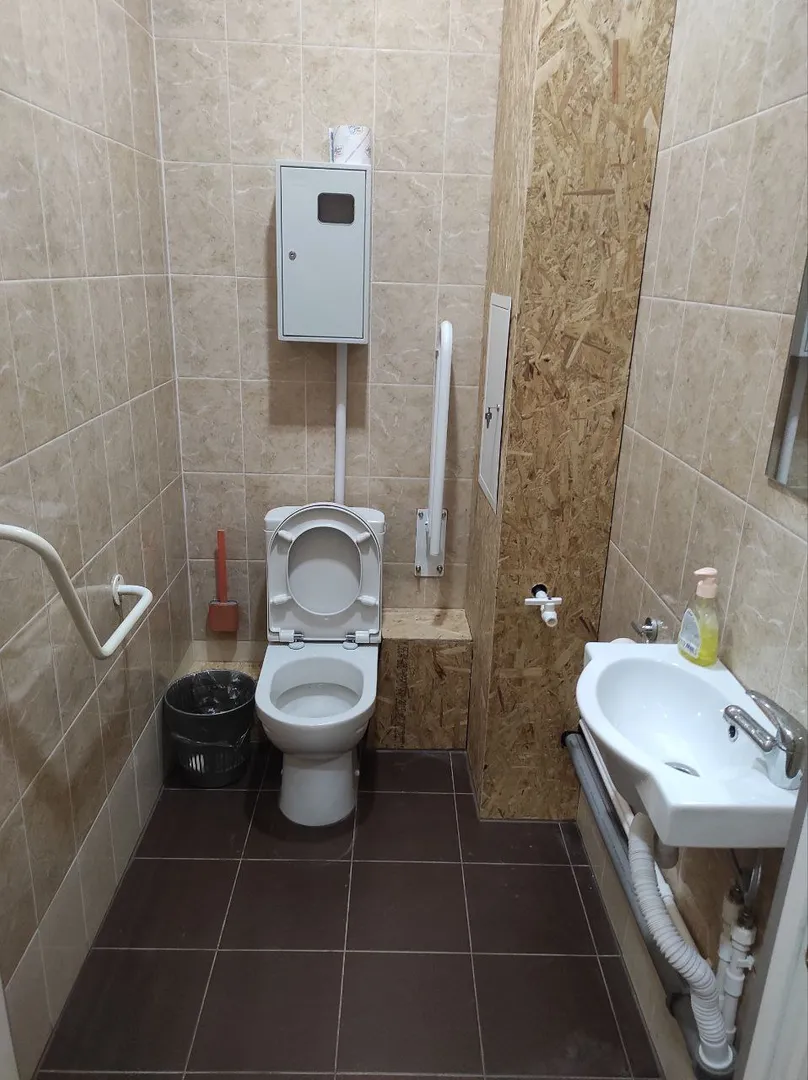 Туалет 1 этажа с доступом для инвалидов и ограниченных в движении