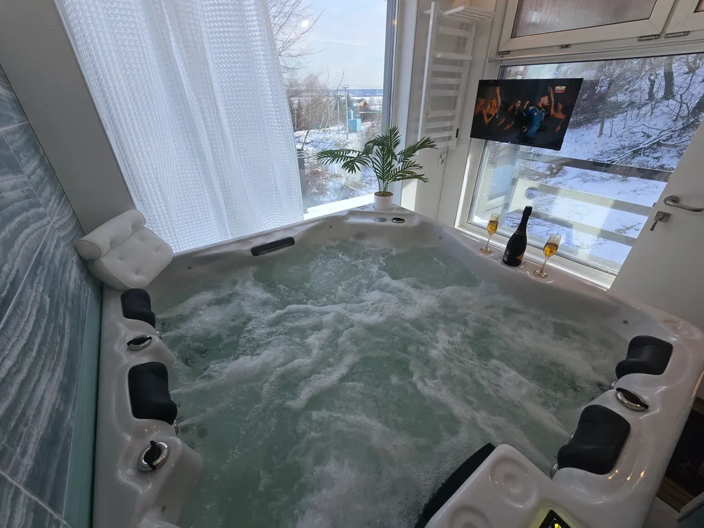 Дом у пруда