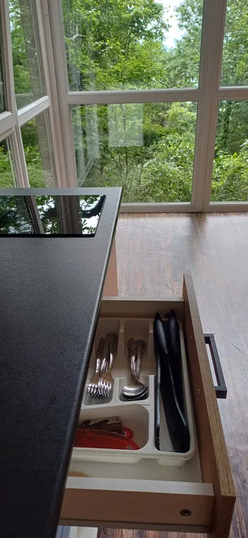 Уютная комната в доме Остановка Море с видом на море и лес