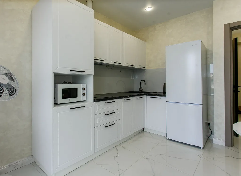 Светлые апартаменты с двумя спальнями и балконом с качелью