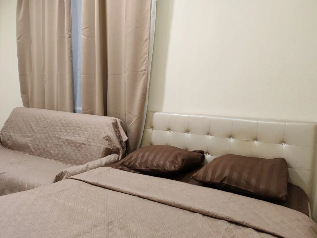 Светлая квартира с большими окнами и высокими потолками