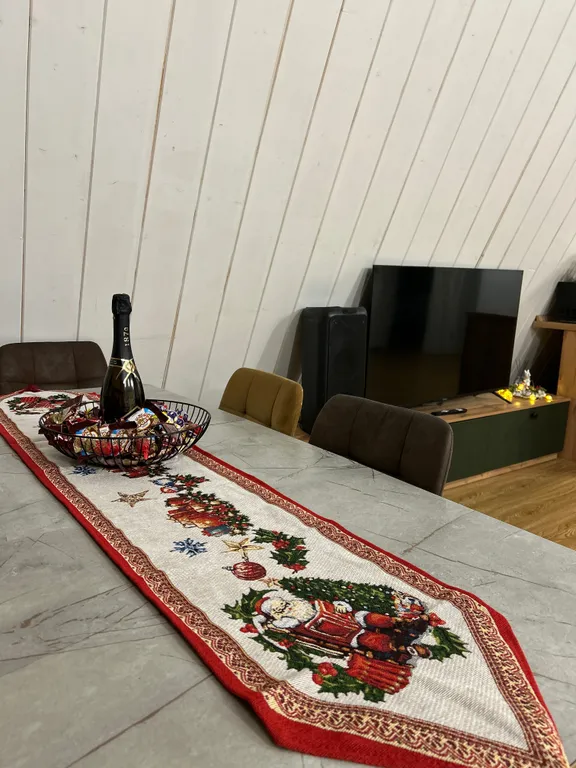 Большой дом в стиле А-фрейм на берегу реки Люторка