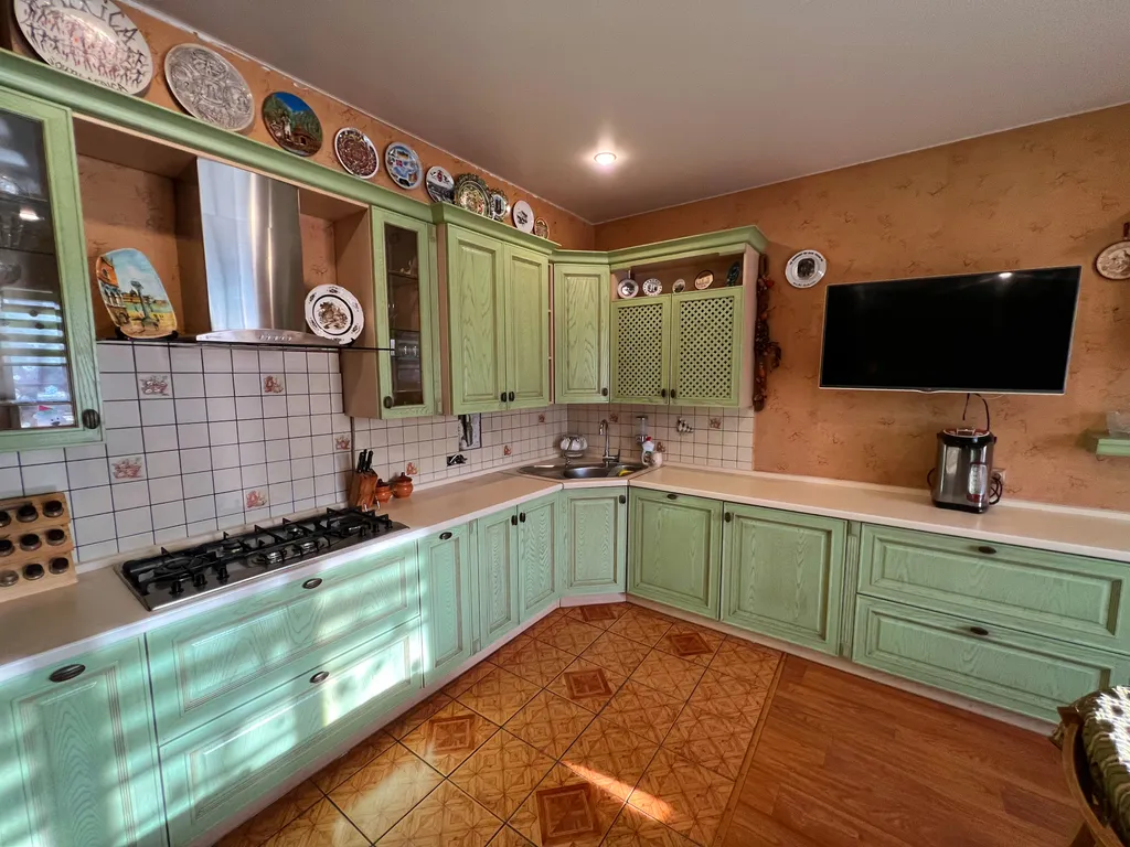 Двухэтажный коттедж на зелёной территории