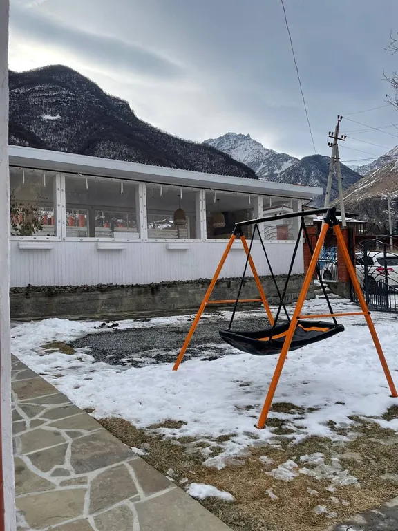 Дом с бассейном у леса