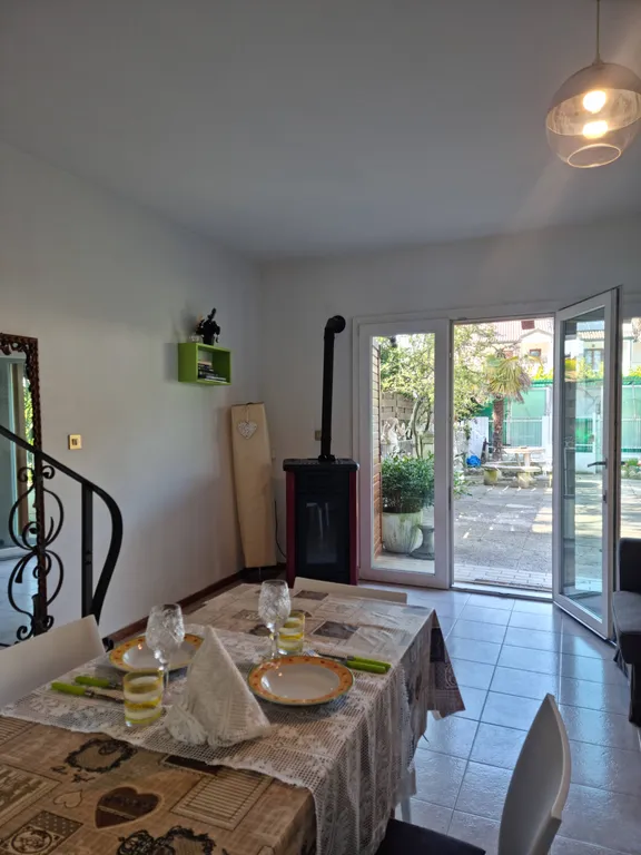 Двухэтажная квартира с частным двориком в Линиано Саббьядоро на море