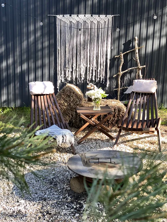 Скандинавский дом с ванной внутри и видом на лес