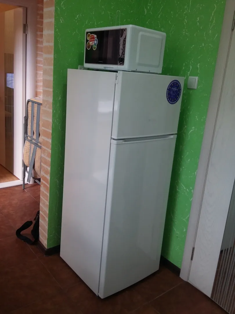 Холодильник, микроволновая печь