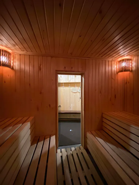 Дом для отдыха с камином, баней, оформлением к празднику