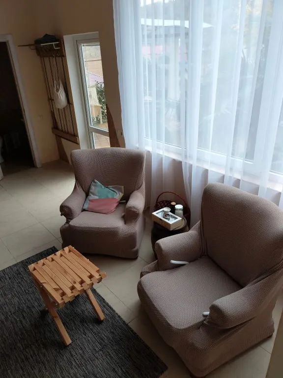 Уютный дом для большой семьи или компании в окружение сада