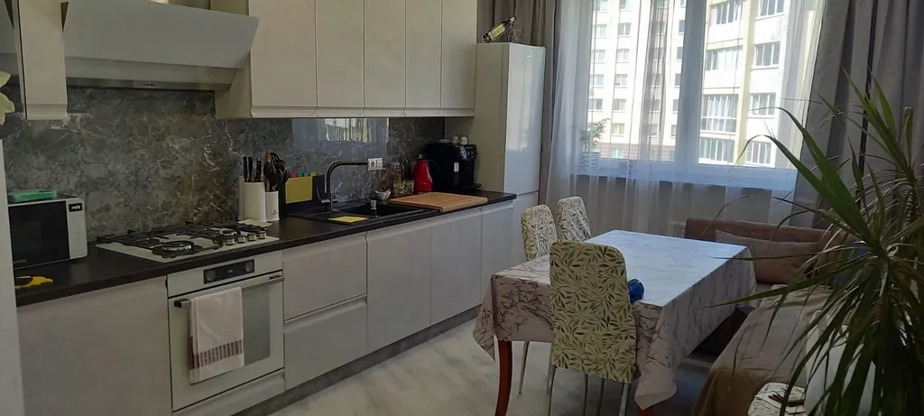 Квартира с магистральным фильтром, кухней-столовой и уютной спальней