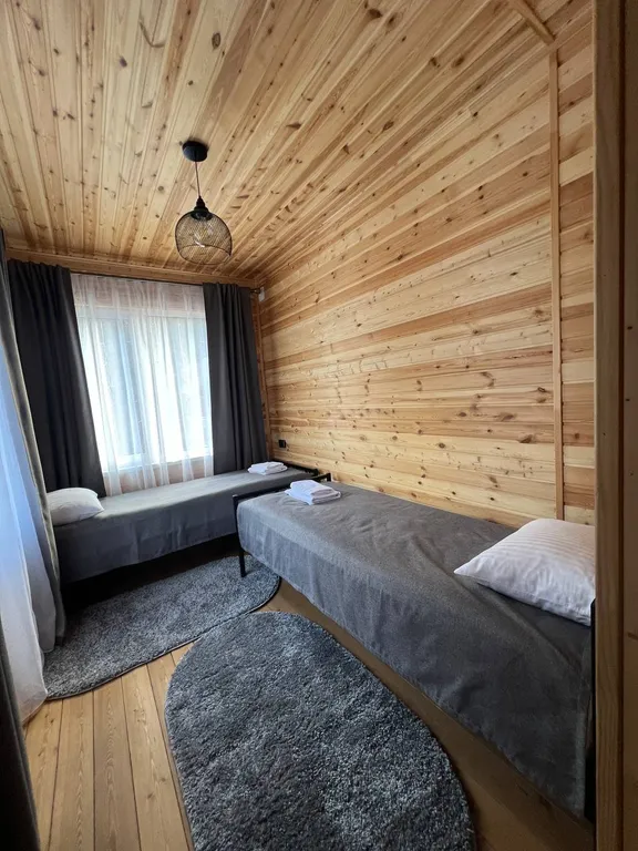 Уютный дом в лесу с видом на горы