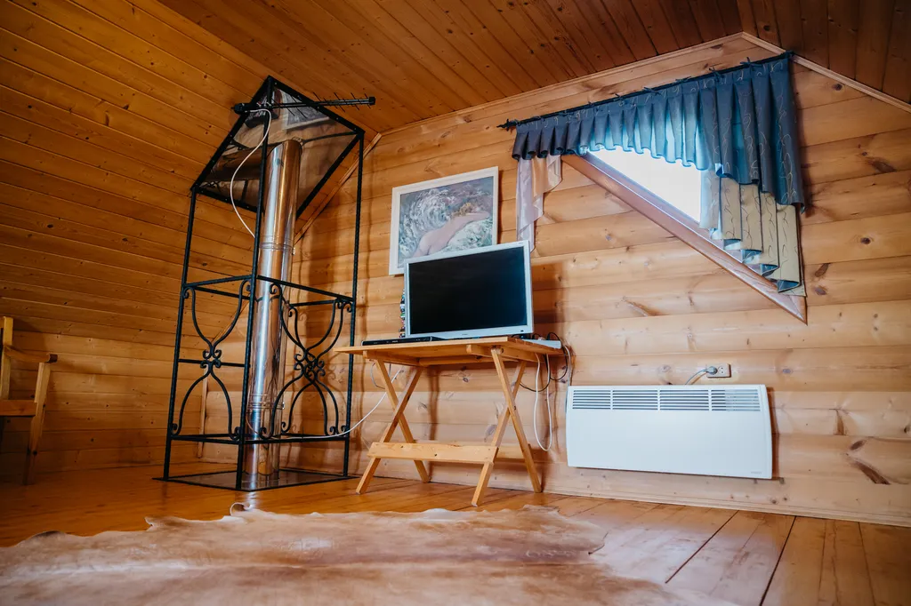 Уютный деревянный домик на берегу пруда с баней